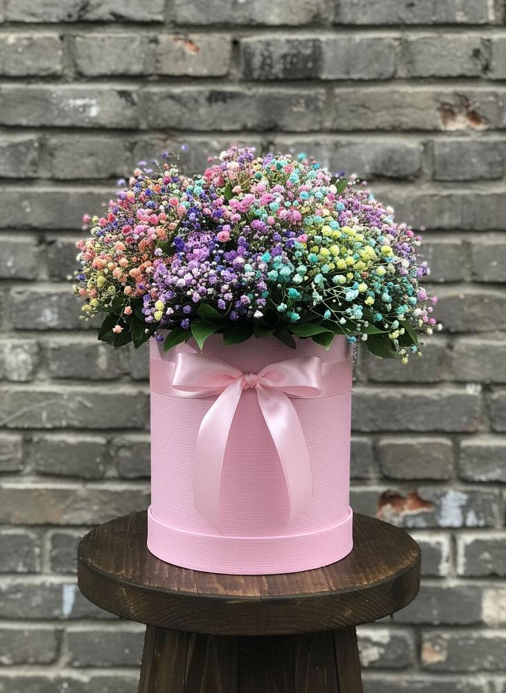 Цветочная композиция из Гипсофила и Розы в шляпной коробке в Российском Краснодарский край