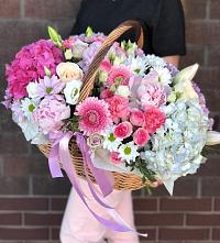 Цветочная композиция из Розы, Хризантемы, Пионы и Лизиантусы в корзине в Российском Краснодарский край
