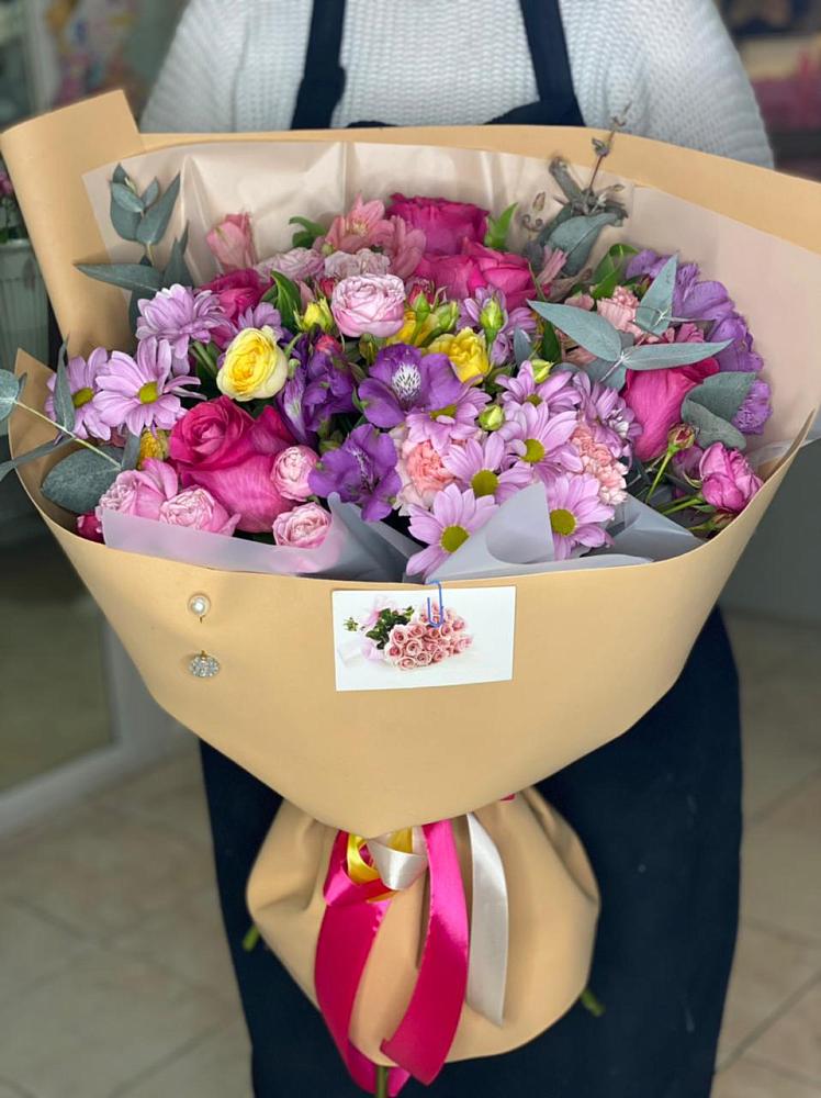 Букет цветов из: Хризантемы, Гвоздики и Альстромерии в Российском Краснодарский край