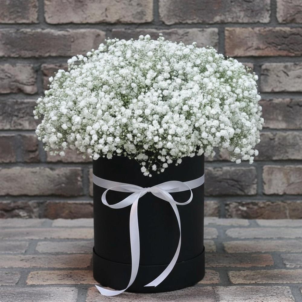 Цветочная композиция из Гипсофила в шляпной коробке в Российском Краснодарский край