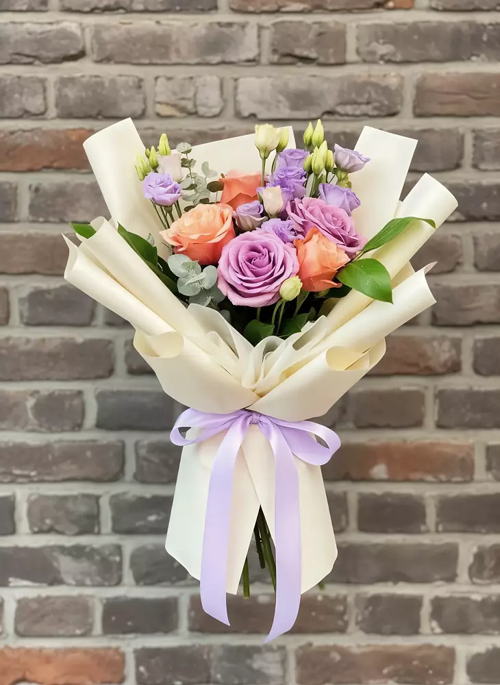 Букет цветов из: Лизиантусы и Розы в Российском Краснодарский край