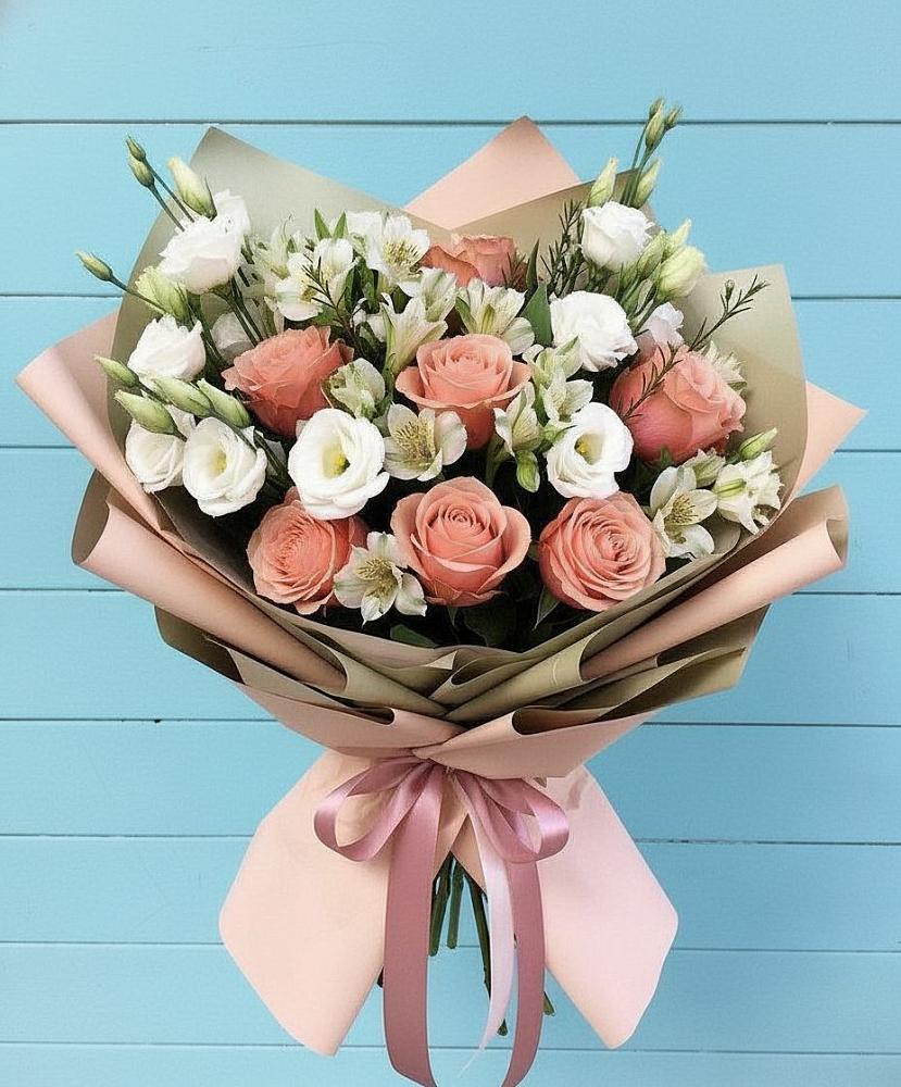 Букет цветов из: Розы, Альстромерии и Лизиантусы в Российском Краснодарский край