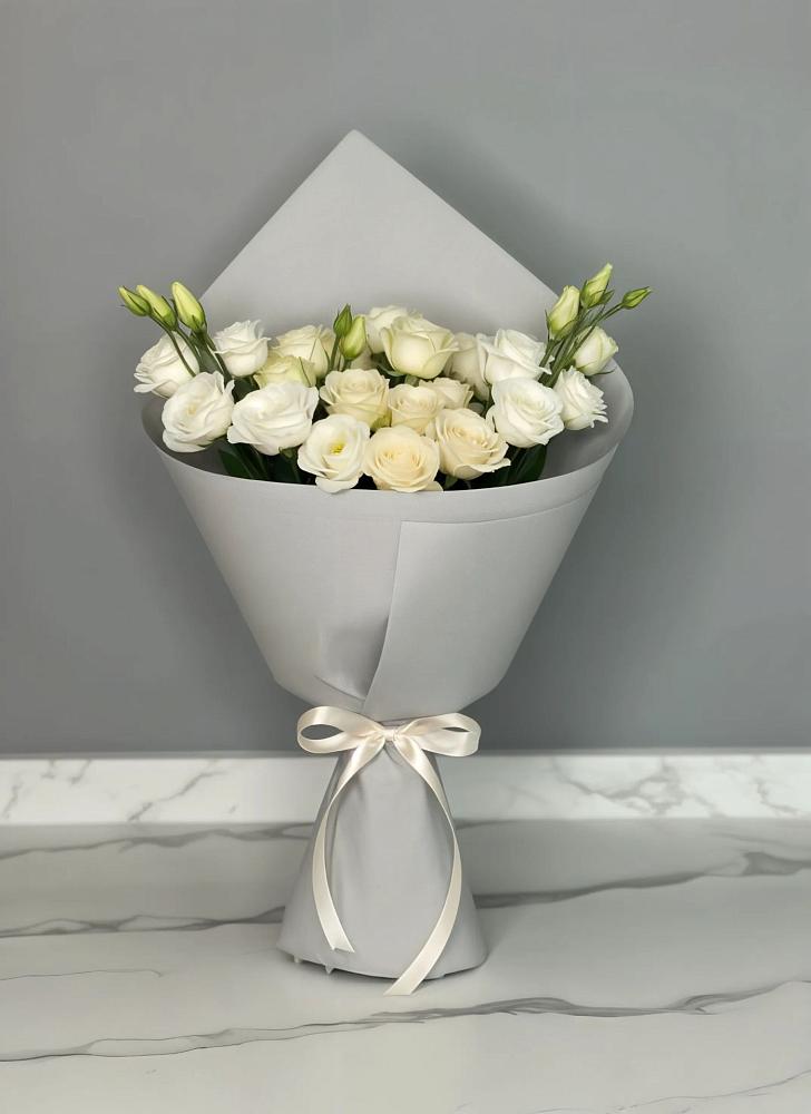 Букет цветов из: Розы и Лизиантусы в Российском Краснодарский край