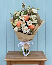 Букет цветов из:  Альстромерии, Лизиантусы, Розы и Хризантемы в Российском Краснодарский край