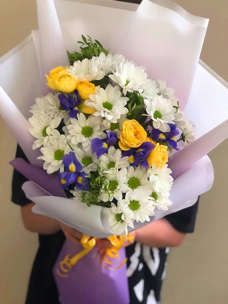 Букет цветов из: Ирисы, Хризантемы и Розы в Российском Краснодарский край