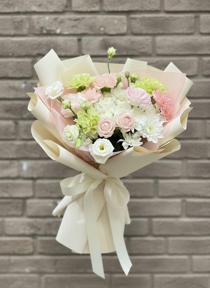 Букет цветов из: Гвоздики, Розы, Лизиантусы и Хризантемы в Российском Краснодарский край