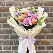 Букет цветов из:  Лизиантусы и Розы в Российском Краснодарский край