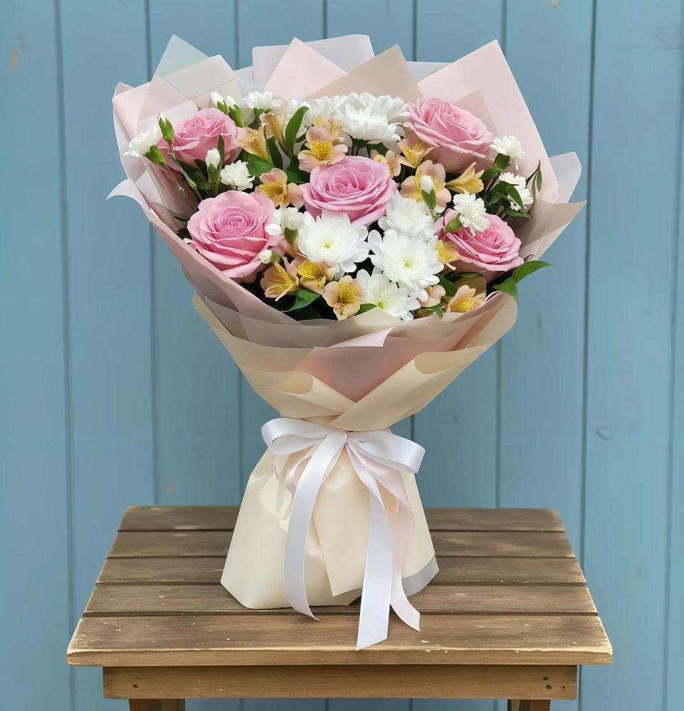 Букет цветов из: Гвоздики, Орхидеи и Розы в Российском Краснодарский край