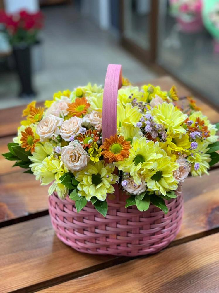 Цветочная композиция из Хризантемы и Розы в корзине в Российском Краснодарский край