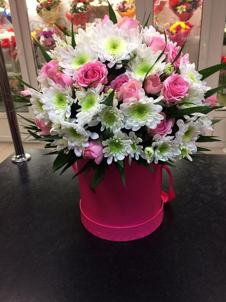 Цветочная композиция из Розы и Хризантемы в шляпной коробке в Российском Краснодарский край