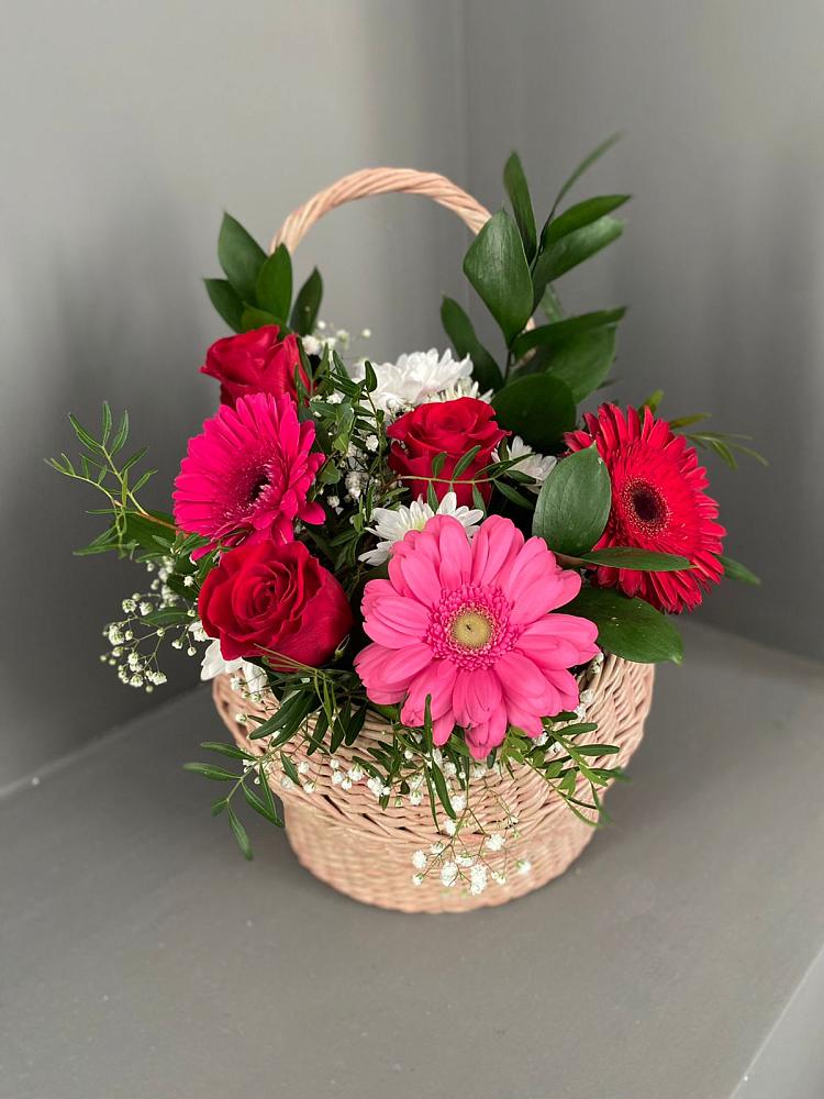 Цветочная композиция из Розы, Хризантемы и Герберы в корзине в Российском Краснодарский край