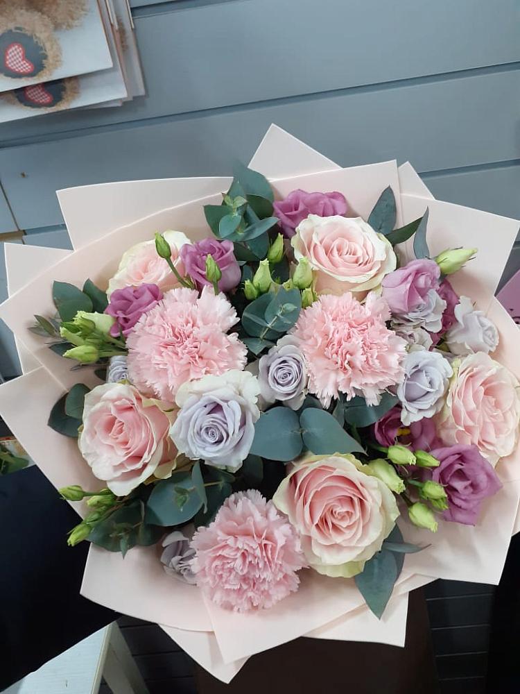 Букет цветов из: Розы, Гвоздики и Лизиантусы в Российском Краснодарский край