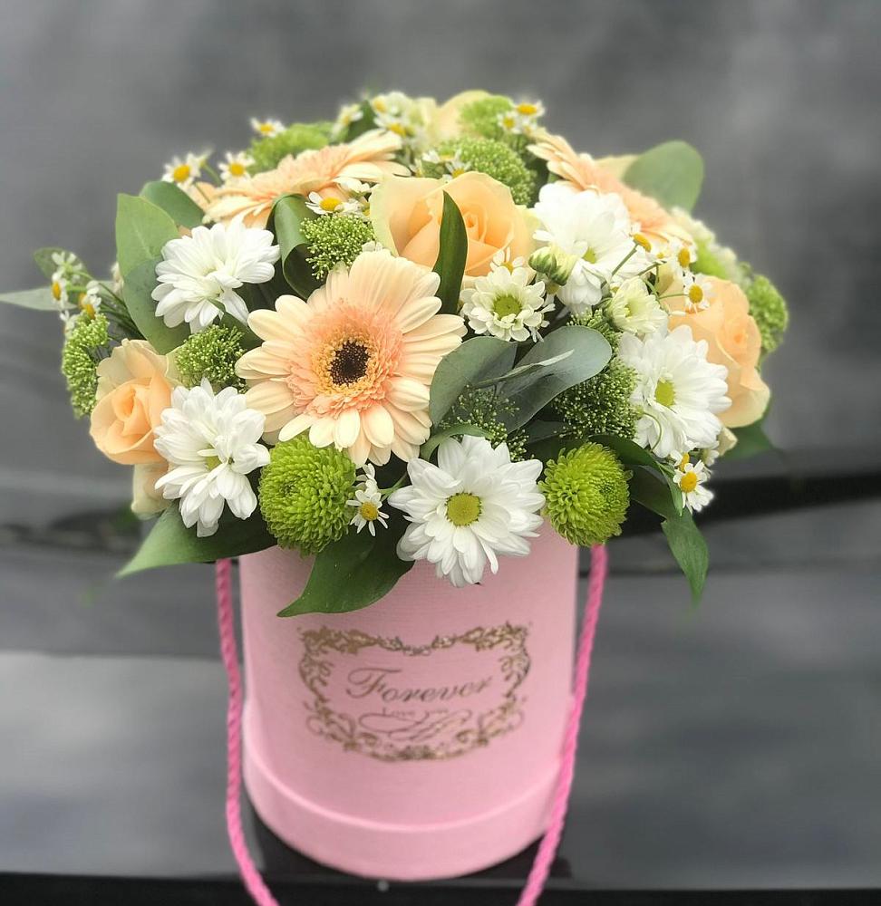 Цветочная композиция из Розы, Герберы и Хризантемы в шляпной коробке в Российском Краснодарский край