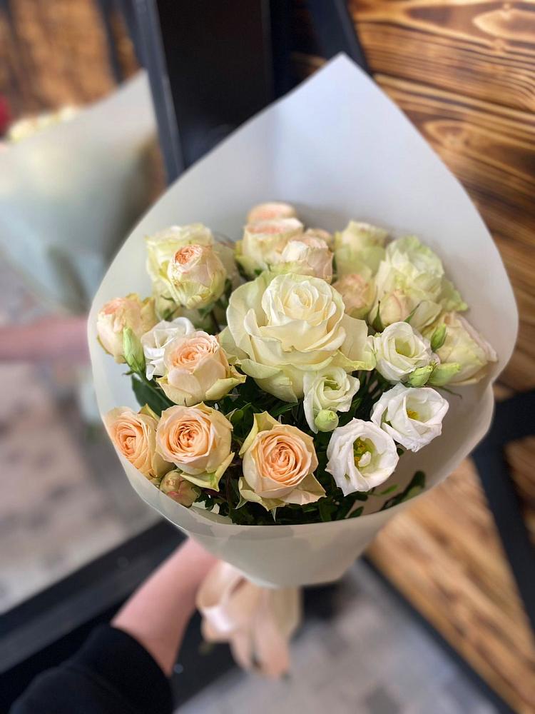 Букет цветов из: Розы и Лизиантусы в Российском Краснодарский край